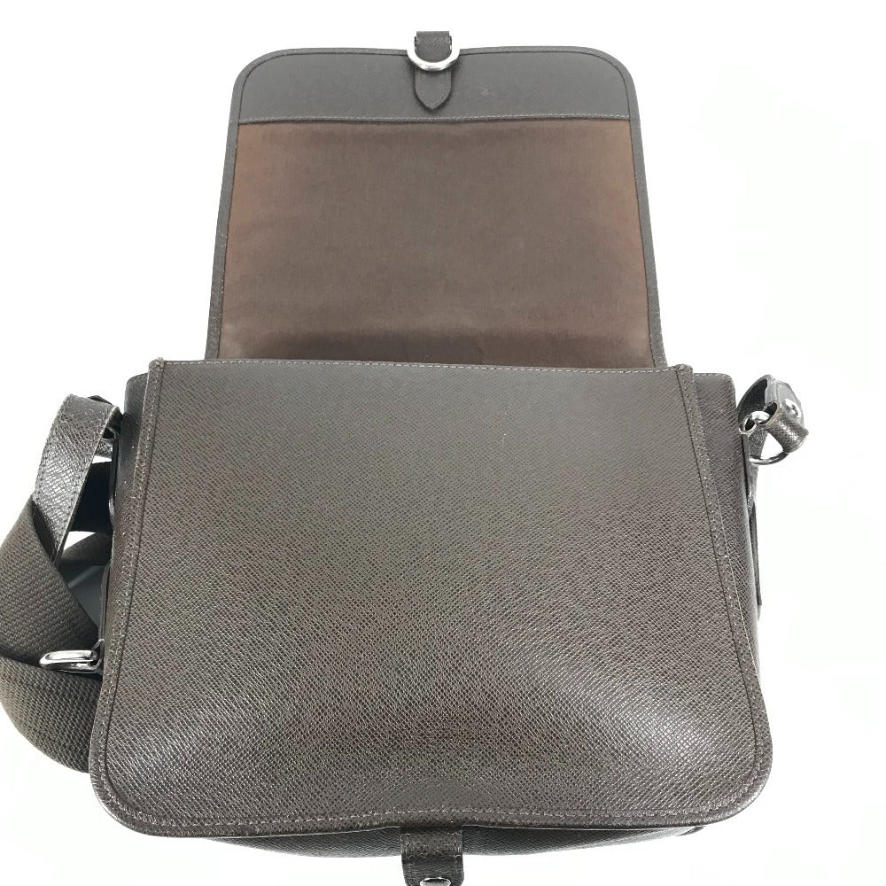 LOUIS VUITTON M32488 Taiga Andrei Crossbody Messenger Bag with Flap Shoulder Bag in Taiga Leather, Grizzly Brown, Unisex