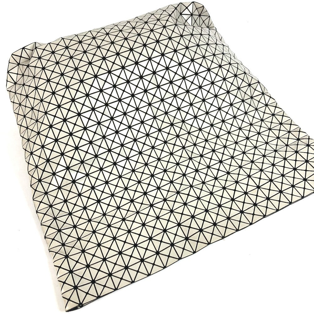 ISSEY MIYAKE BAOBAO กระเป๋าคลัตช์ 2 พับ กระเป๋าถือ โทนสีทูโทน วัสดุ PVC ใช้ได้ทั้งชายและหญิง สีเทาเบจ