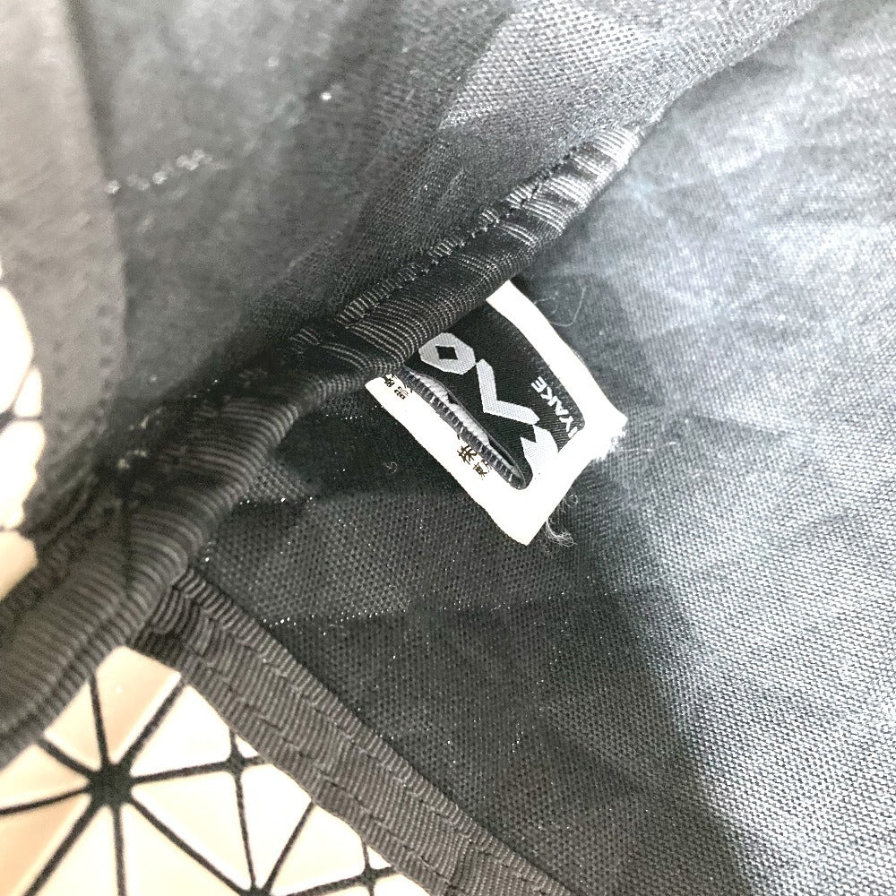 ISSEY MIYAKE BAOBAO กระเป๋าคลัตช์ 2 พับ กระเป๋าถือ โทนสีทูโทน วัสดุ PVC ใช้ได้ทั้งชายและหญิง สีเทาเบจ