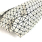 ISSEY MIYAKE BAOBAO กระเป๋าคลัตช์ 2 พับ กระเป๋าถือ โทนสีทูโทน วัสดุ PVC ใช้ได้ทั้งชายและหญิง สีเทาเบจ