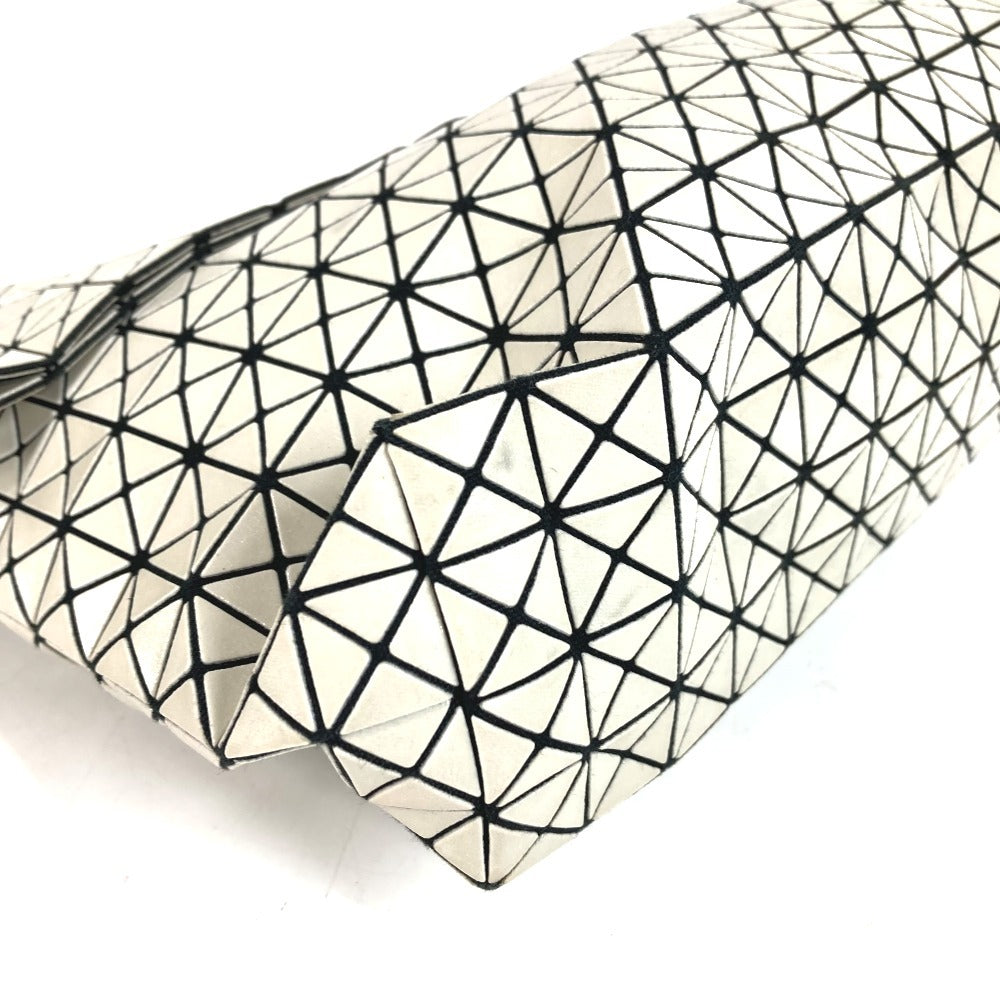 ISSEY MIYAKE BAOBAO กระเป๋าคลัตช์ 2 พับ กระเป๋าถือ โทนสีทูโทน วัสดุ PVC ใช้ได้ทั้งชายและหญิง สีเทาเบจ