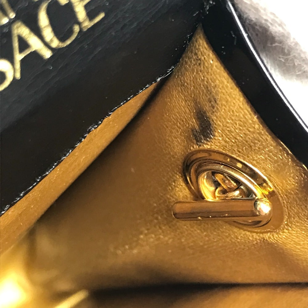 VERSACE ヴィンテージ サンバースト ロゴ 携帯ポーチ カバン 斜め掛け ポシェット フラップ チェーンバッグ ショルダーバッグ エナメル ユニセックス ブラック