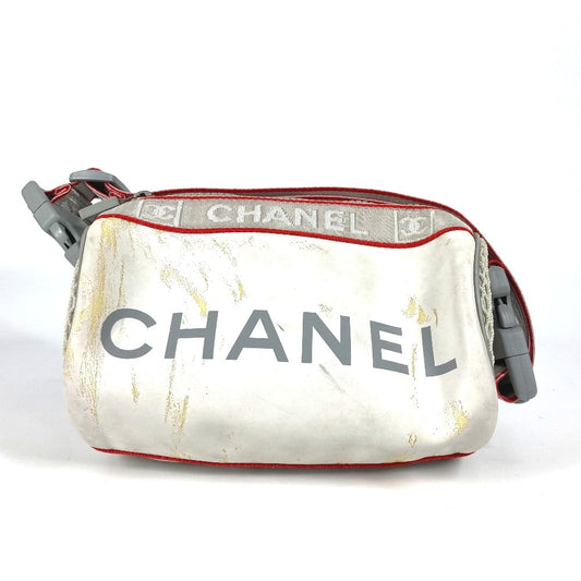 CHANEL スポーツ ロゴ ミニ カバン 筒型 肩掛け ポーチ ショルダーバッグ ナイロン レディース ホワイト