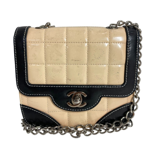 CHANEL CC ココマーク ロゴ ミニ マトラッセ ミニマトラッセ チョコバー カバン チェーンバッグ 斜め掛け フラップ ショルダーバッグ パテントレザー レディース ホワイト