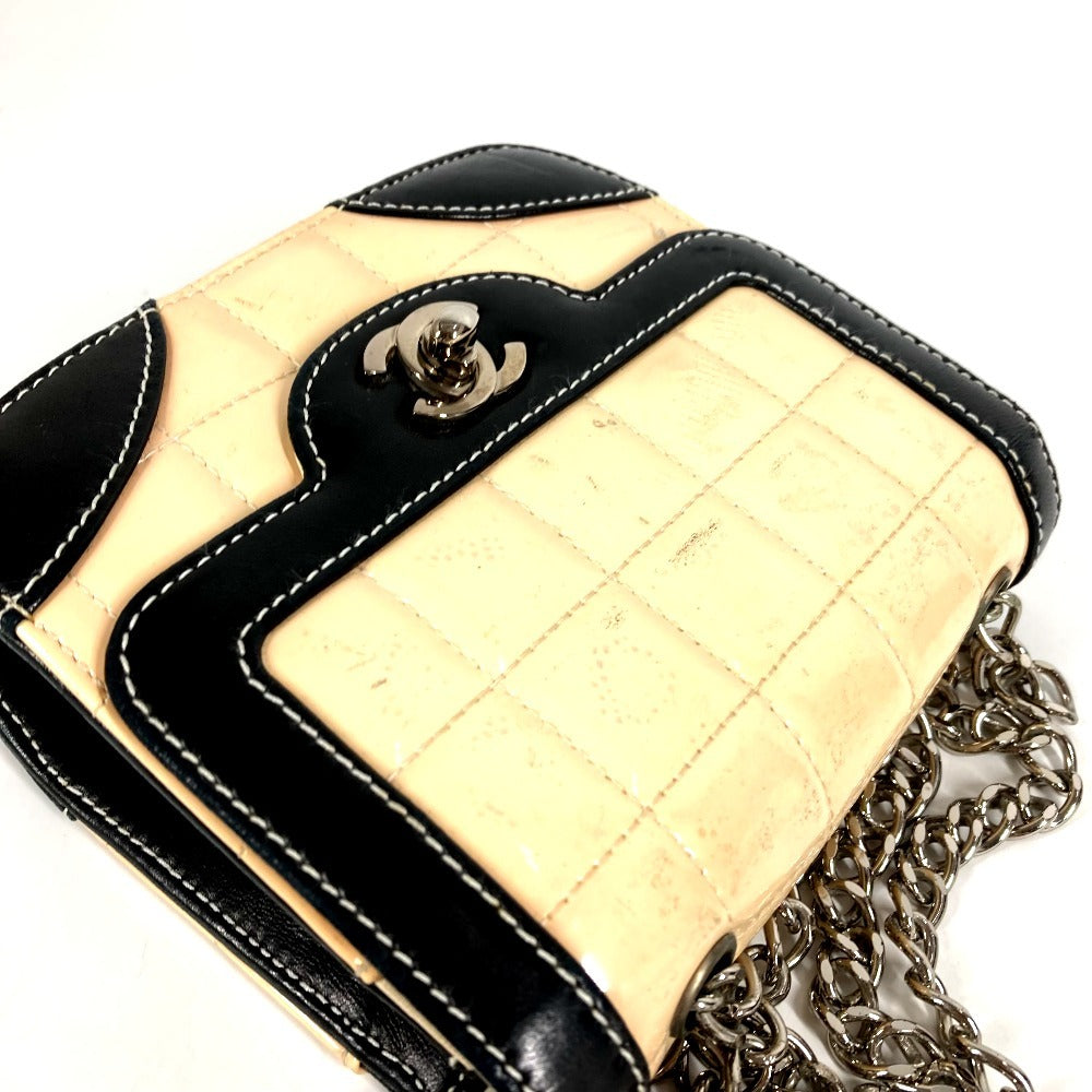 CHANEL CC ココマーク ロゴ ミニ マトラッセ ミニマトラッセ チョコバー カバン チェーンバッグ 斜め掛け フラップ ショルダーバッグ パテントレザー レディース ホワイト