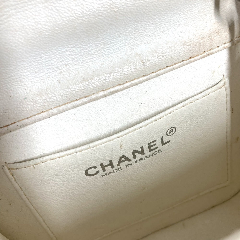 CHANEL CC ココマーク ロゴ ミニ マトラッセ ミニマトラッセ チョコバー カバン チェーンバッグ 斜め掛け フラップ ショルダーバッグ パテントレザー レディース ホワイト