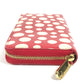 LOUIS VUITTON M91572 Vernis Dot Infinity Zippy Wallet, a collaboration with Yayoi Kusama. This long wallet is made of patent leather and is available in red.