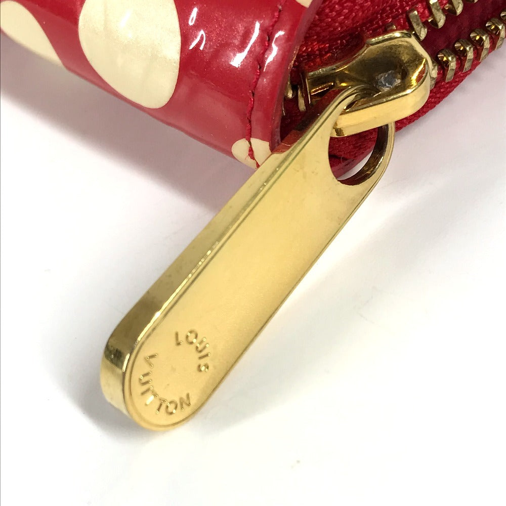 LOUIS VUITTON M91572 Vernis Dot Infinity Zippy Wallet, a collaboration with Yayoi Kusama. This long wallet is made of patent leather and is available in red.