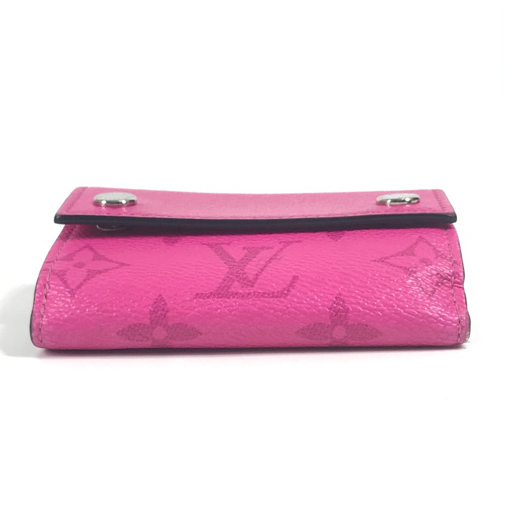 LOUIS VUITTON M30773 Taiga Rama Discovery Compact Wallet, a tri-fold wallet in Taiga leather, unisex, pink.