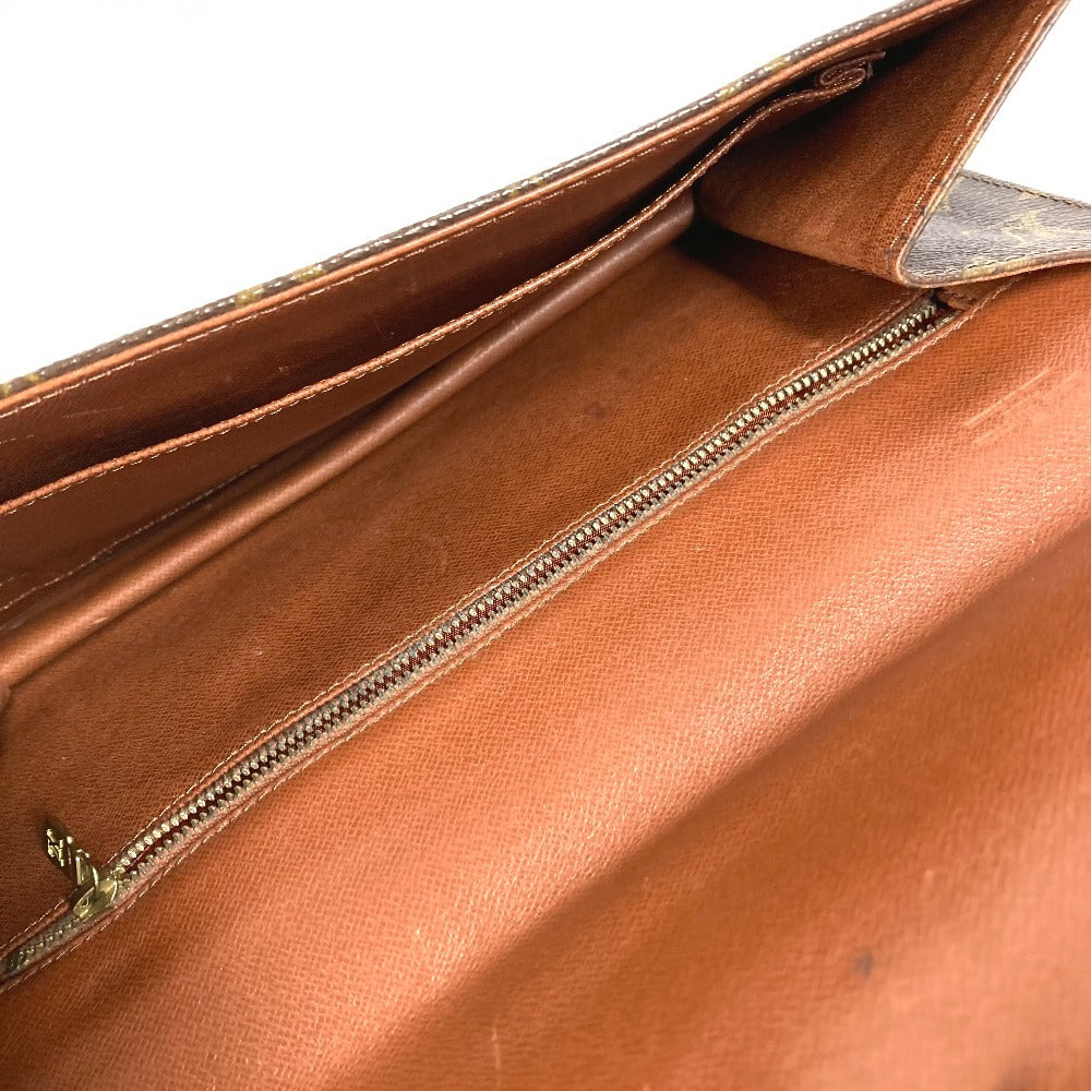 LOUIS VUITTON M51810 Monogram Pochette Dame GM. This unisex Monogram canvas Pochette Dame GM clutch bag is perfect as a pouch or second bag. It's brown and unisex.