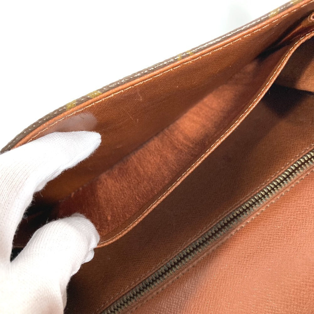 LOUIS VUITTON M51810 Monogram Pochette Dame GM. This unisex Monogram canvas Pochette Dame GM clutch bag is perfect as a pouch or second bag. It's brown and unisex.
