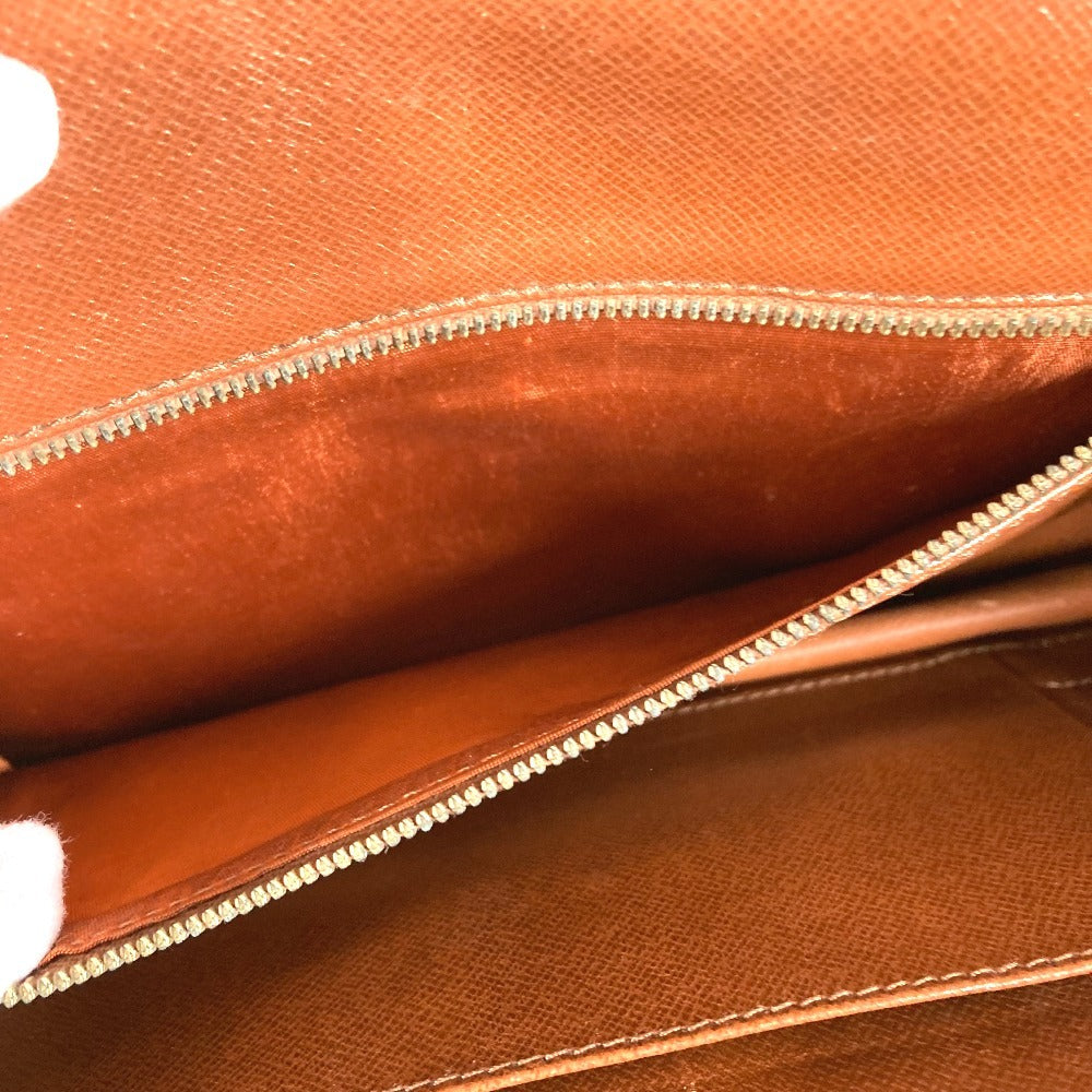 LOUIS VUITTON M51810 Monogram Pochette Dame GM. This unisex Monogram canvas Pochette Dame GM clutch bag is perfect as a pouch or second bag. It's brown and unisex.