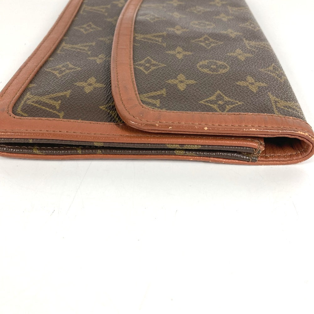 LOUIS VUITTON M51810 Monogram Pochette Dame GM. This unisex Monogram canvas Pochette Dame GM clutch bag is perfect as a pouch or second bag. It's brown and unisex.