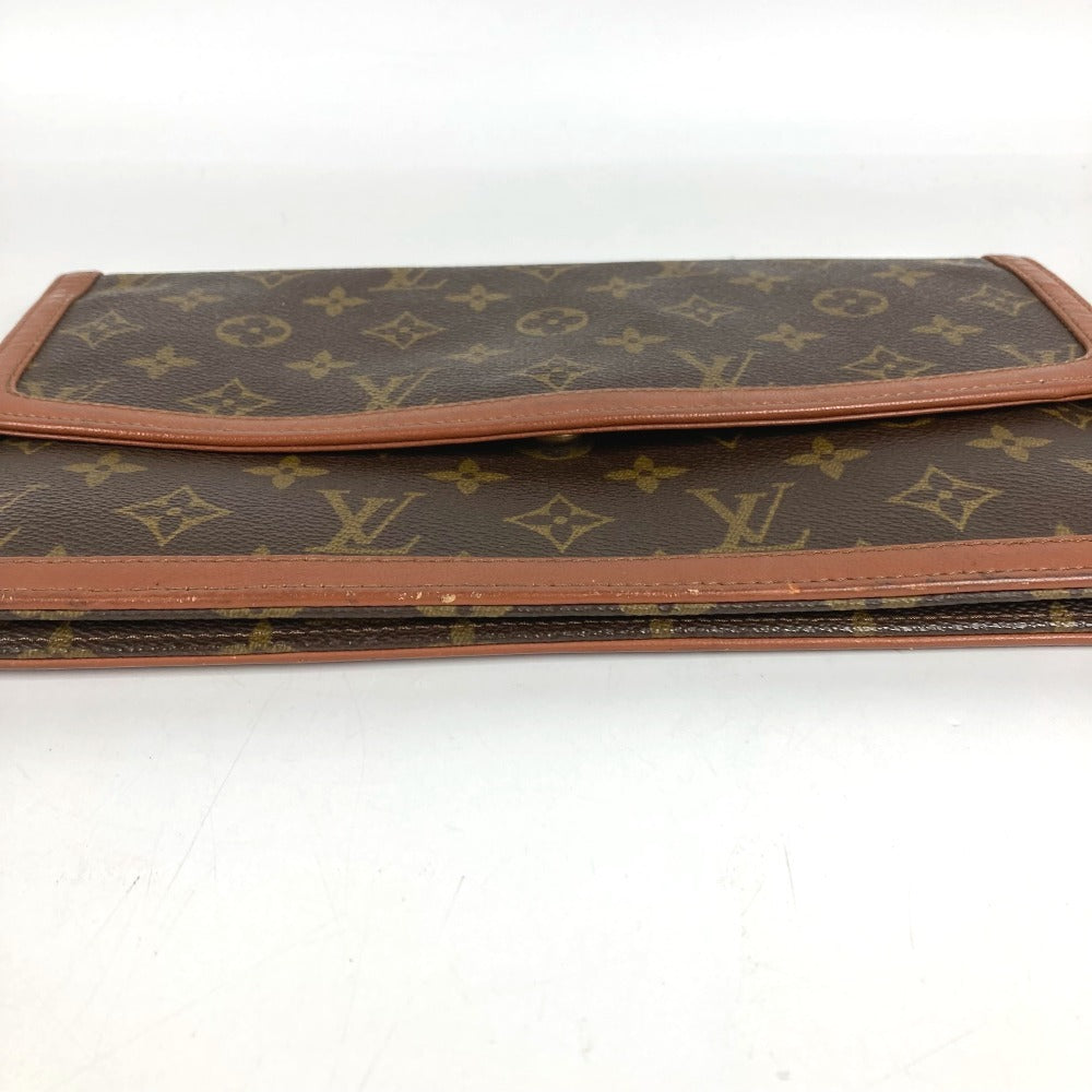 LOUIS VUITTON M51810 Monogram Pochette Dame GM. This unisex Monogram canvas Pochette Dame GM clutch bag is perfect as a pouch or second bag. It's brown and unisex.