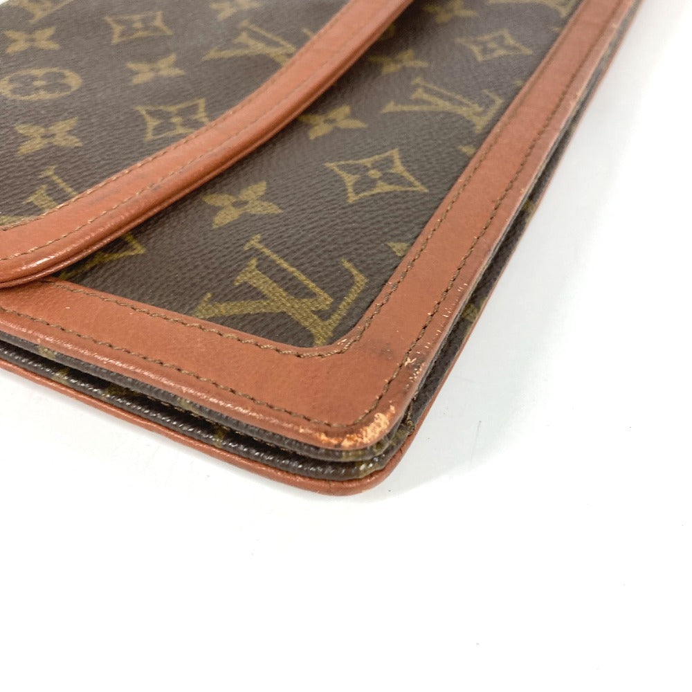 LOUIS VUITTON M51810 Monogram Pochette Dame GM. This unisex Monogram canvas Pochette Dame GM clutch bag is perfect as a pouch or second bag. It's brown and unisex.