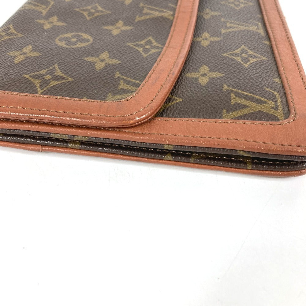 LOUIS VUITTON M51810 Monogram Pochette Dame GM. This unisex Monogram canvas Pochette Dame GM clutch bag is perfect as a pouch or second bag. It's brown and unisex.