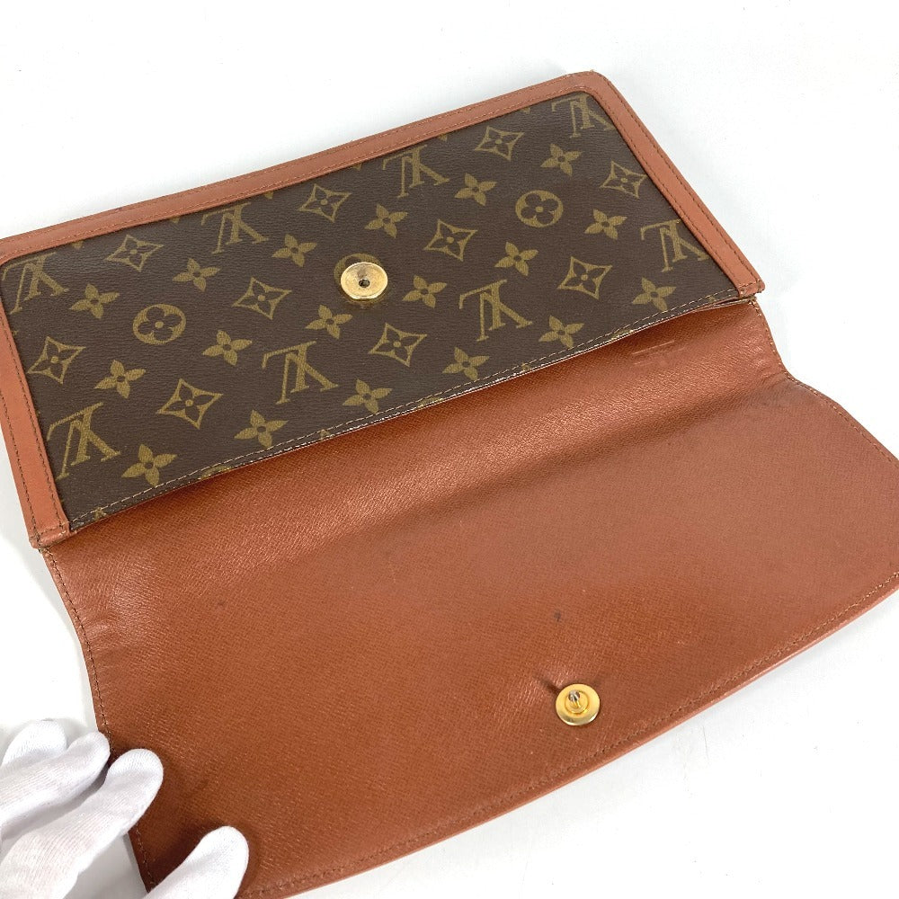 LOUIS VUITTON M51810 Monogram Pochette Dame GM. This unisex Monogram canvas Pochette Dame GM clutch bag is perfect as a pouch or second bag. It's brown and unisex.